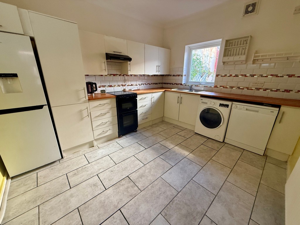Lot: 16 - TWO-BEDROOM END-TERRACE HOUSE - Kitchen
